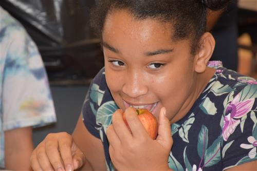 girl eating apple 